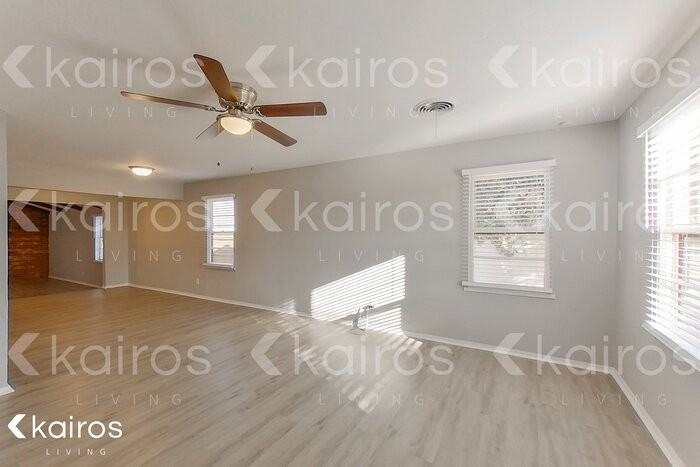 4922 Parker St - Photo 4 of 20