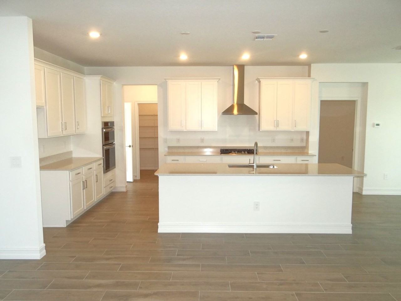 1408 Broward Dr - Photo 3 of 25