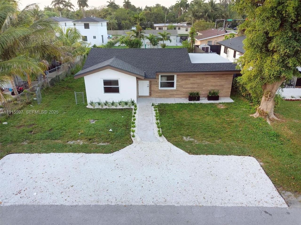 216 Ne 160th St - Photo 2 of 32