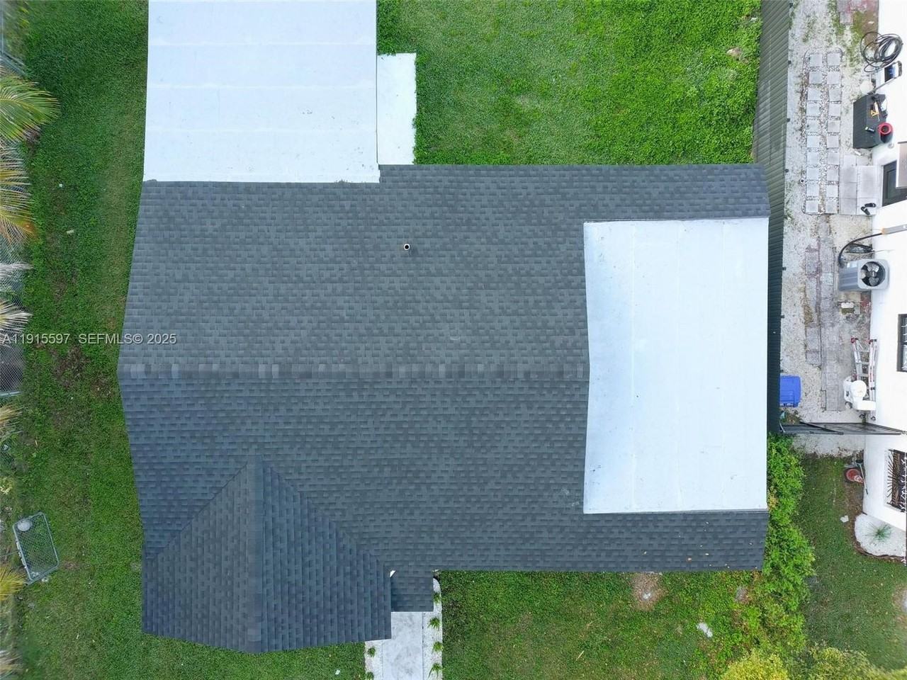 216 Ne 160th St - Photo 3 of 32