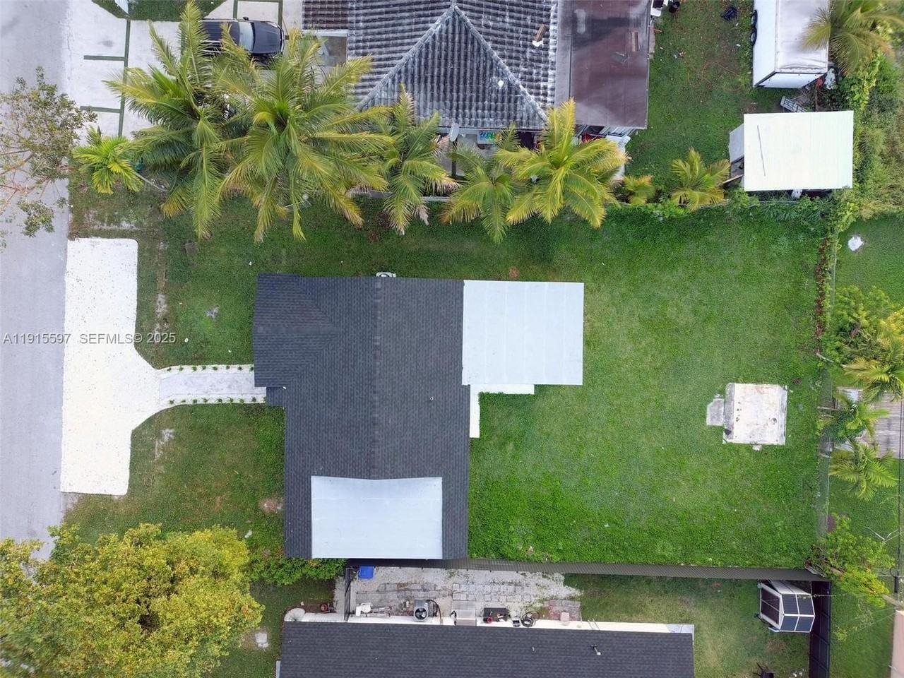 216 Ne 160th St - Photo 5 of 32