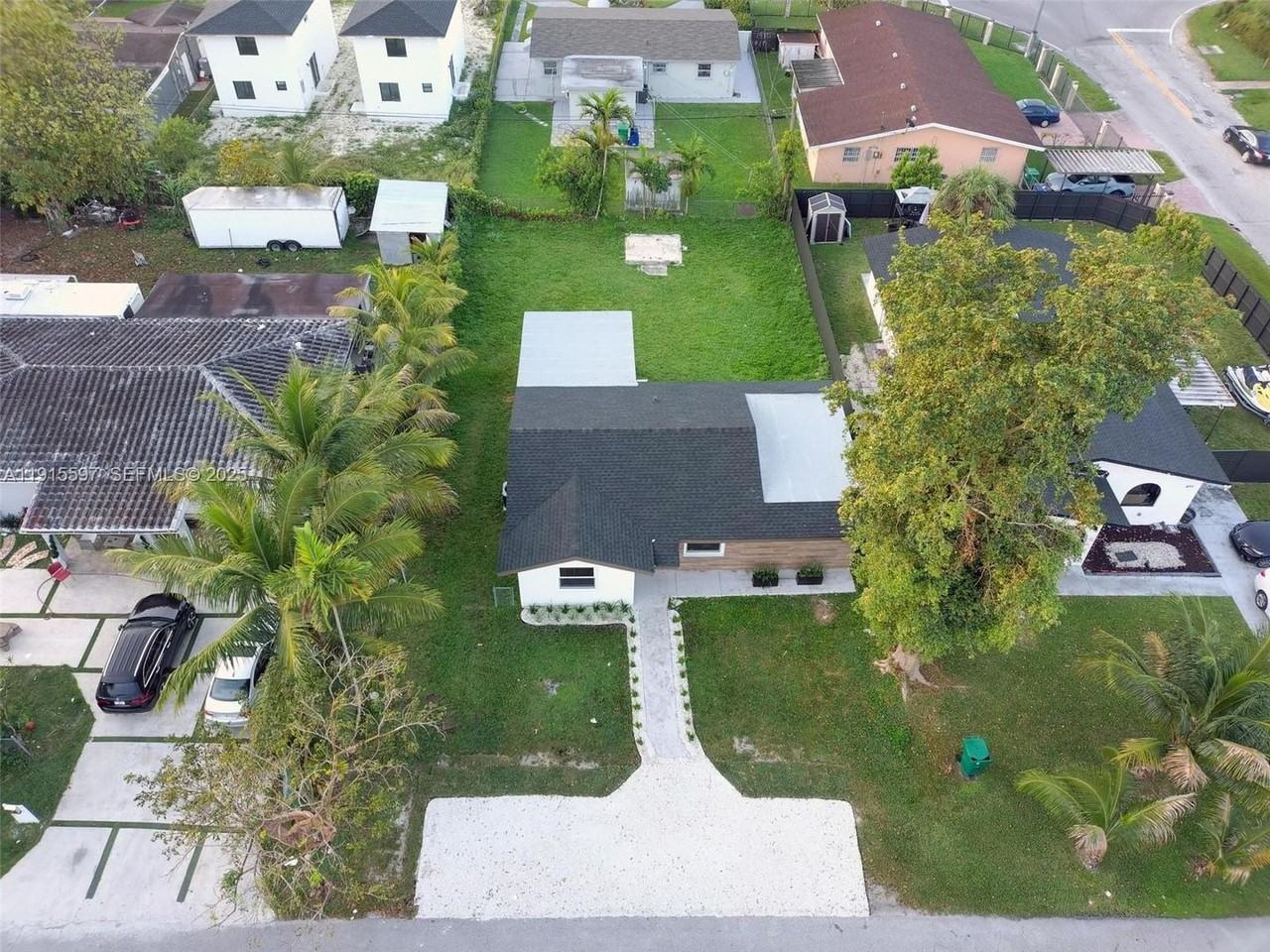 216 Ne 160th St - Photo 6 of 32