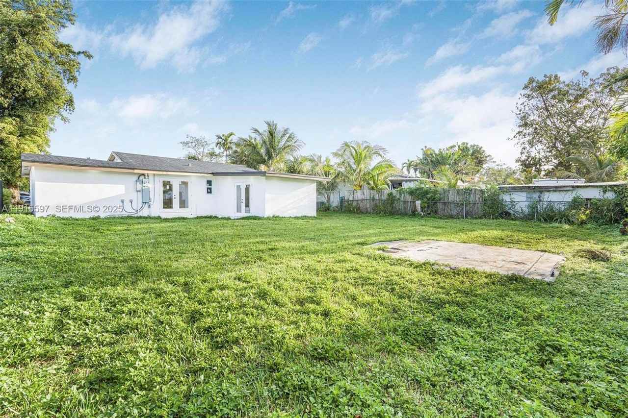 216 Ne 160th St - Photo 7 of 32