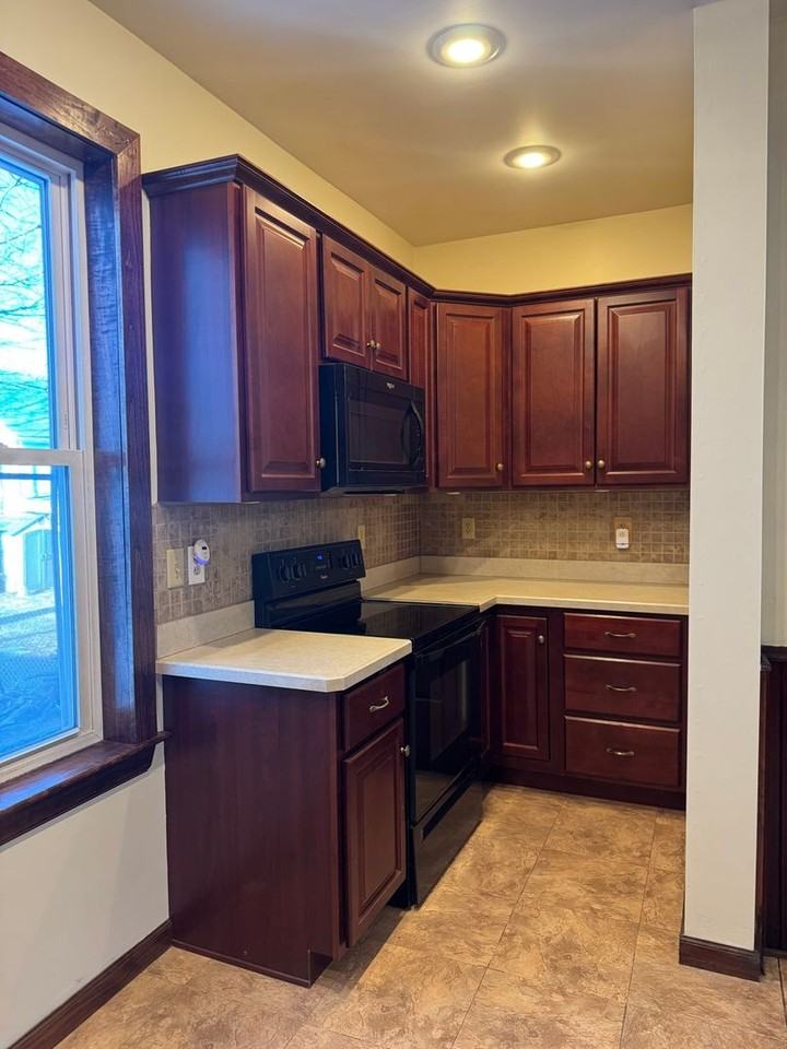 231 Coal St - Photo 4 of 13