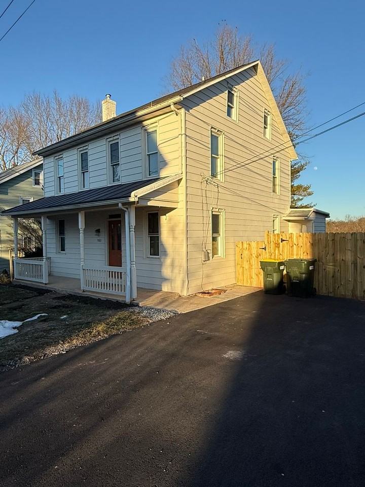 960 Maple St - Photo 2 of 32