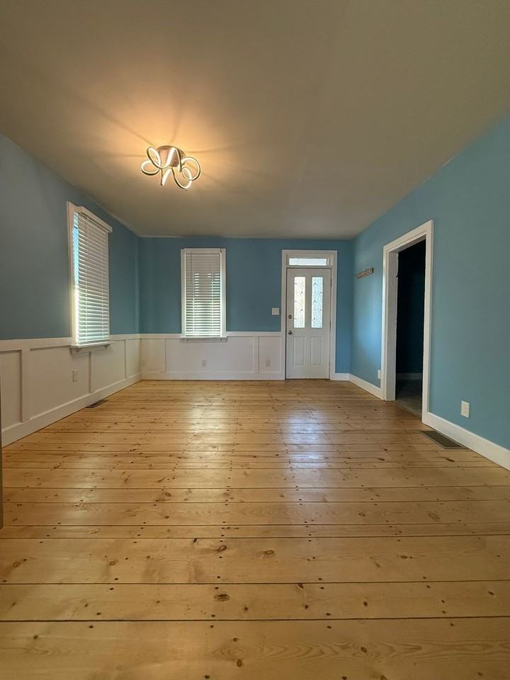 960 Maple St - Photo 3 of 32