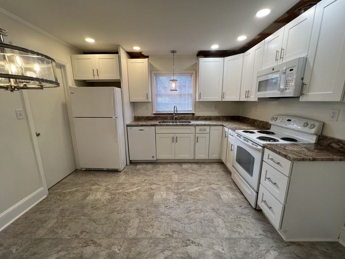 1920 Eastway Dr - Photo 3 of 17