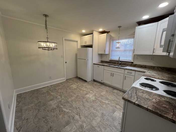 1920 Eastway Dr - Photo 4 of 17