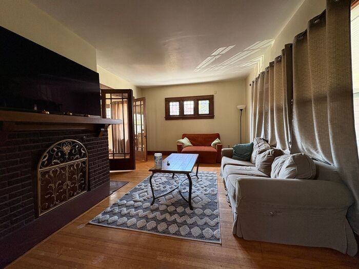 921 E Burlington St - Photo 2 of 16