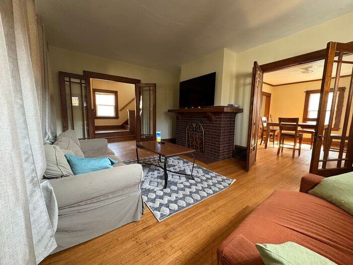 921 E Burlington St - Photo 3 of 16