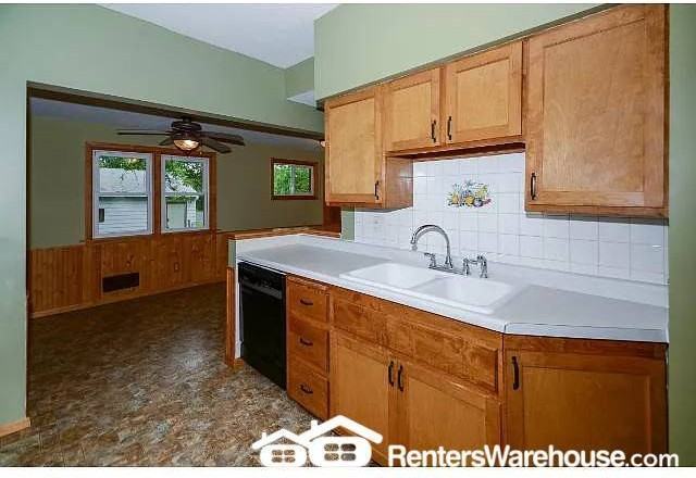 1060 Loeb St - Photo 6 of 20