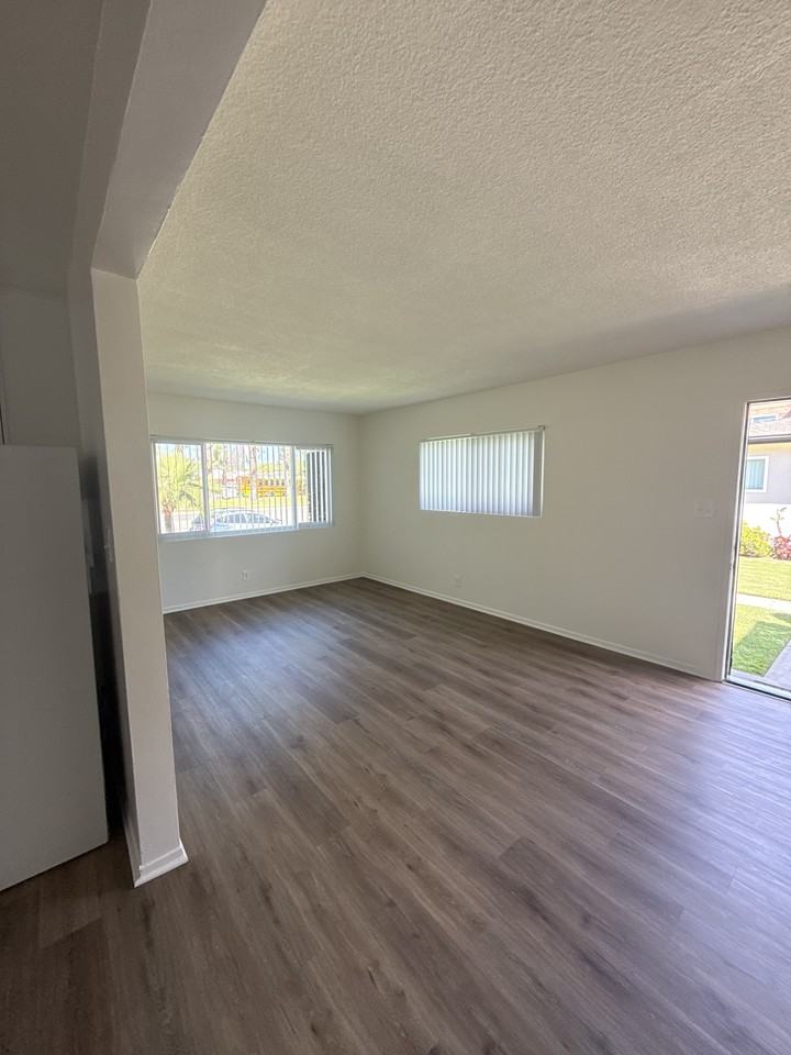 7622 Crescent Ave #6 - Photo 4 of 17