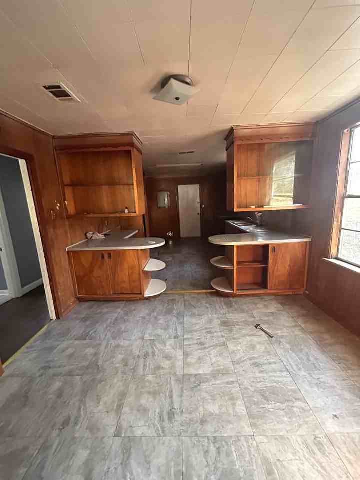 2233 Queens Hwy #NA - Photo 2 of 9
