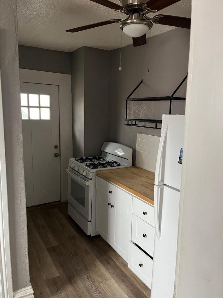 4105 Oak Street - Photo 4 of 7