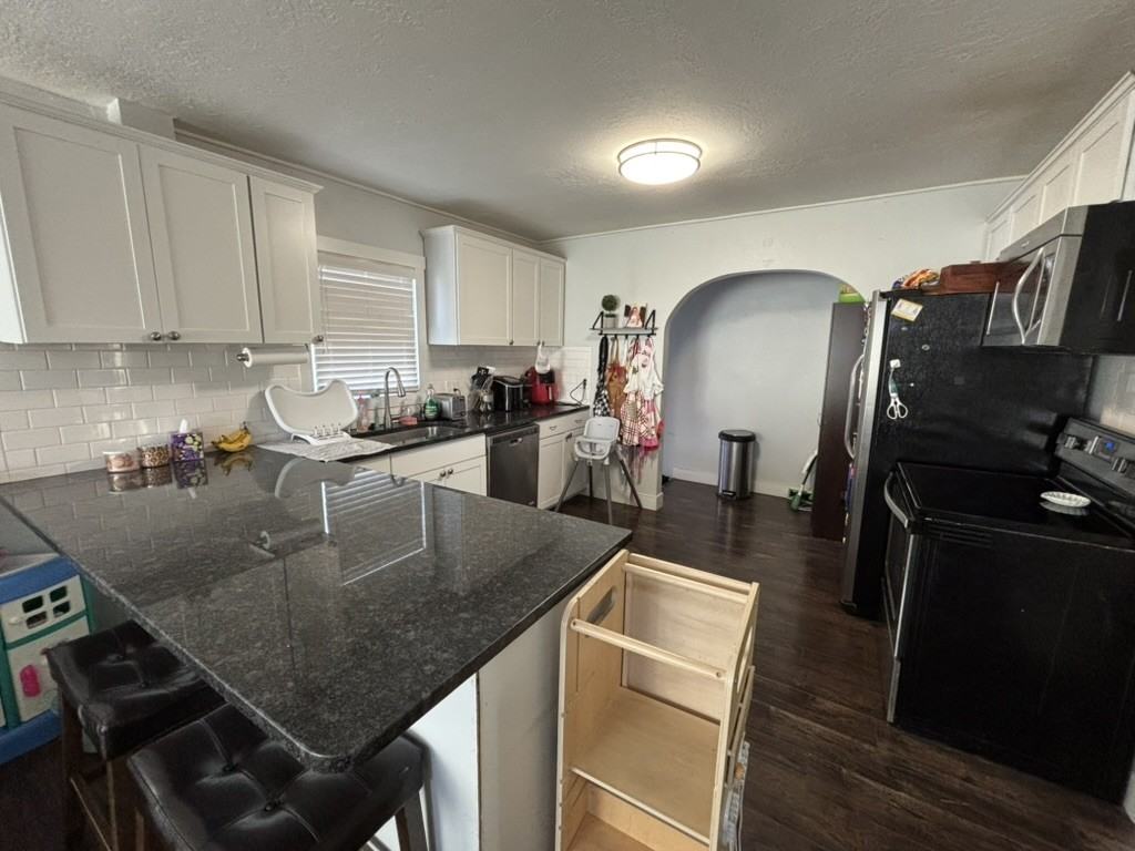 560 4th St - Photo 4 of 10