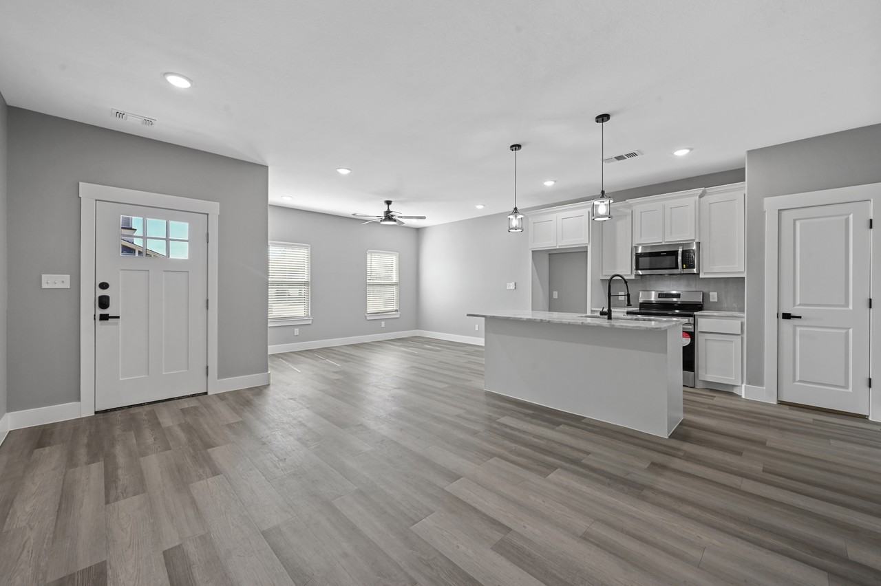 527 W Walker St #1 - Photo 4 of 22