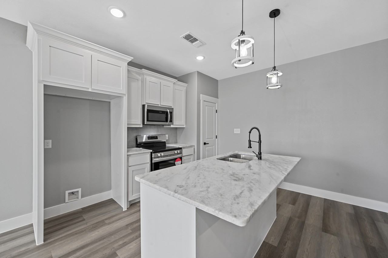 527 W Walker St #1 - Photo 5 of 22