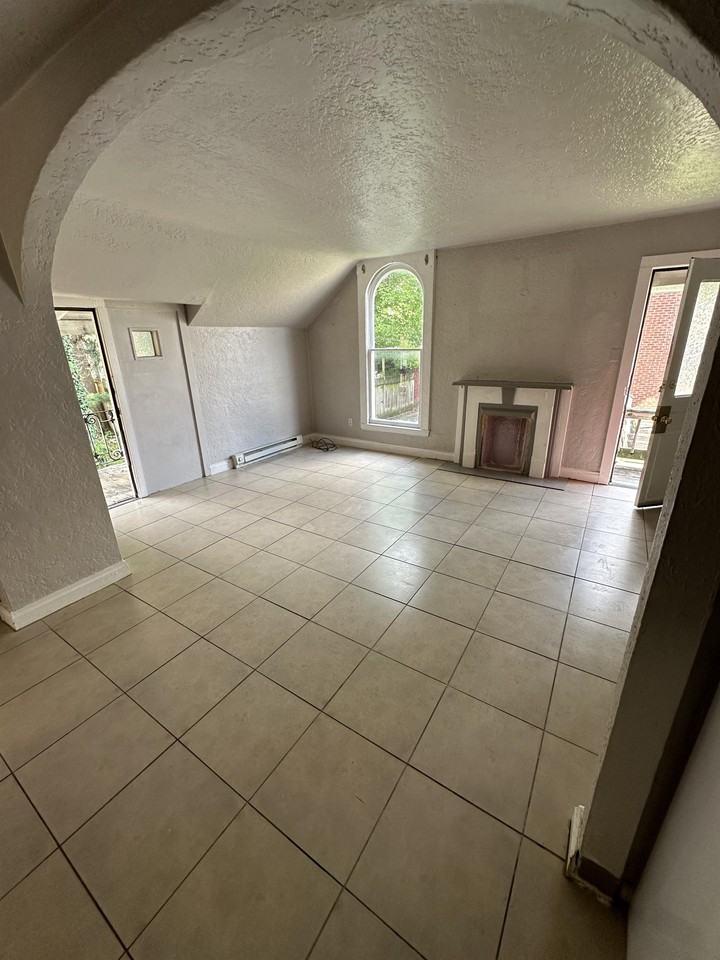 1028 6th St - Photo 6 of 11