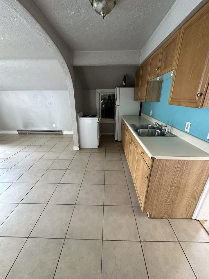 1028 6th St - Photo 7 of 11