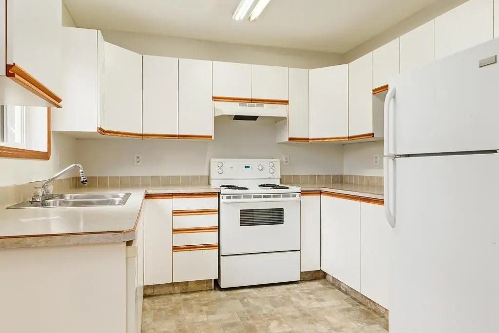 Kelloway Crescent Townhomes - Photo 6 of 14