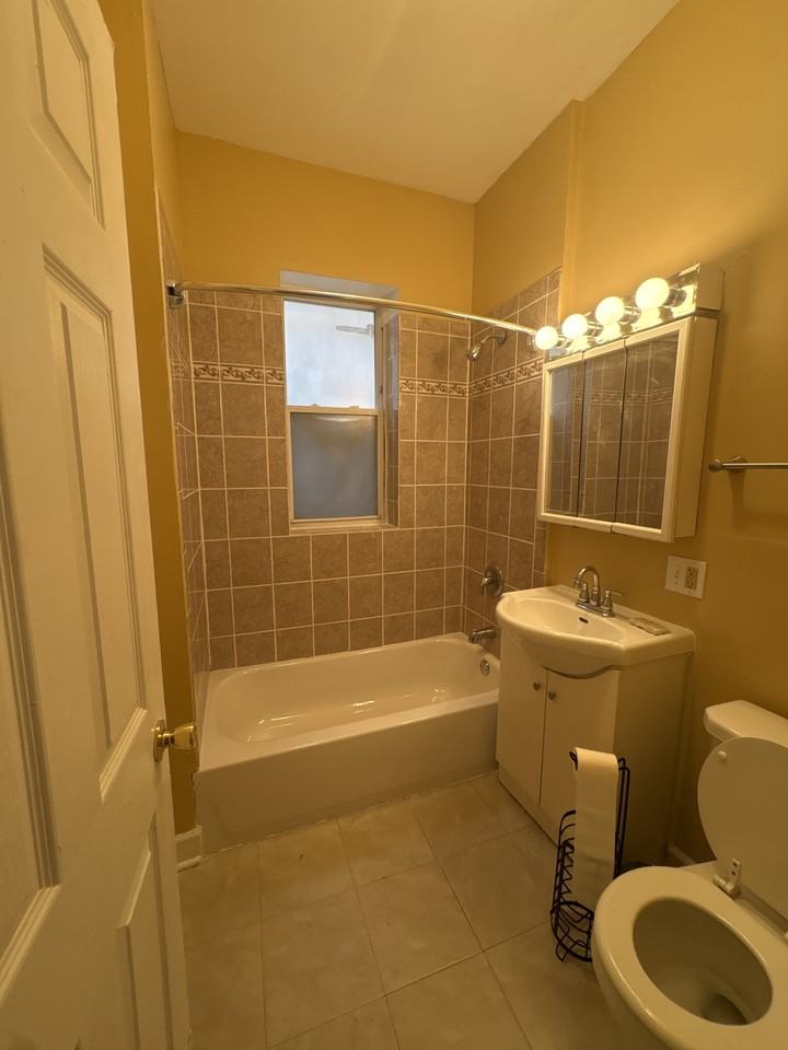 5628 S Laflin St #1 - Photo 6 of 10