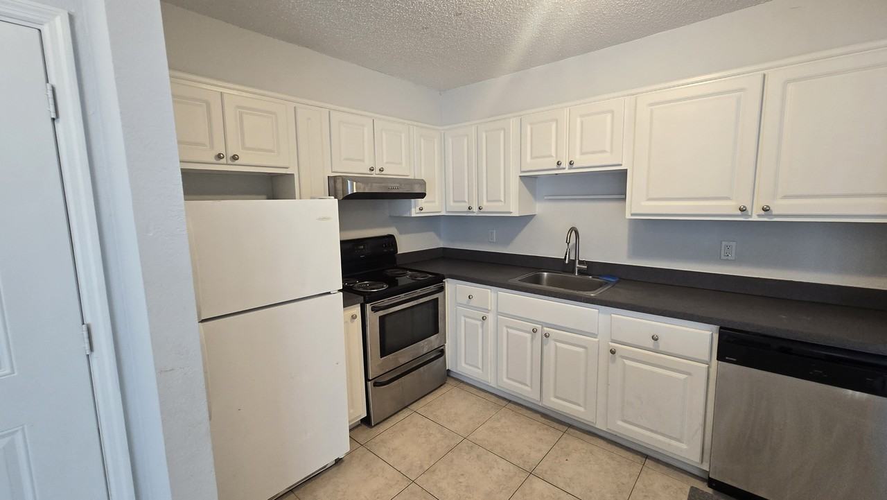 492 Banyon Tree Cir #1 - Photo 4 of 28