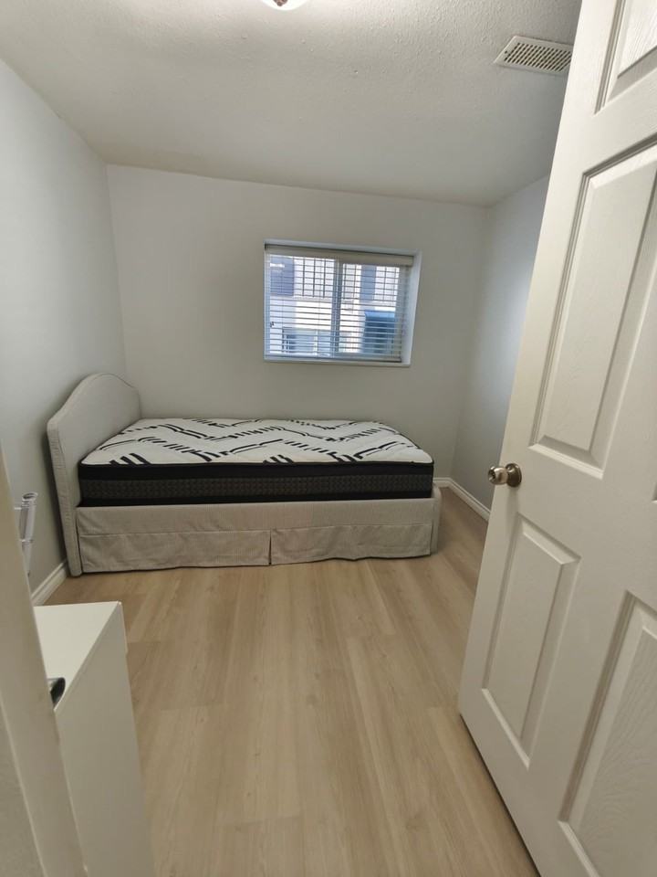 6168 Rupert St - Photo 6 of 10