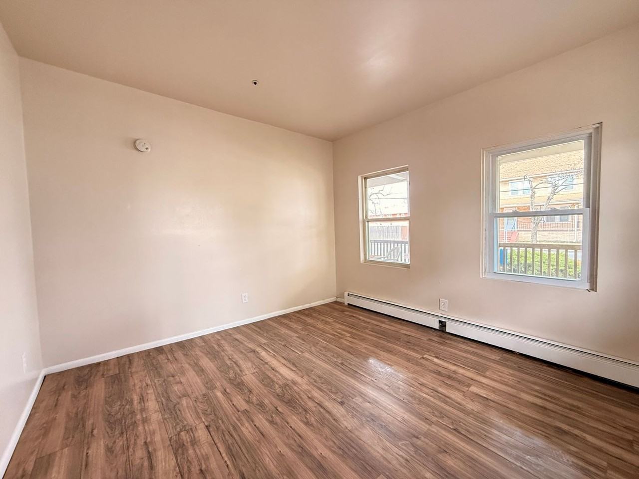 413-415 E Broad St - Photo 5 of 29