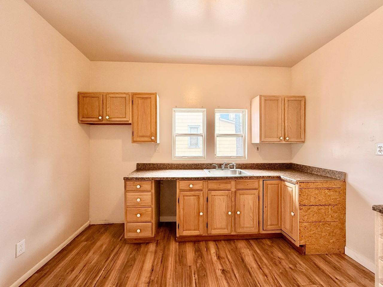 413-415 E Broad St - Photo 7 of 29