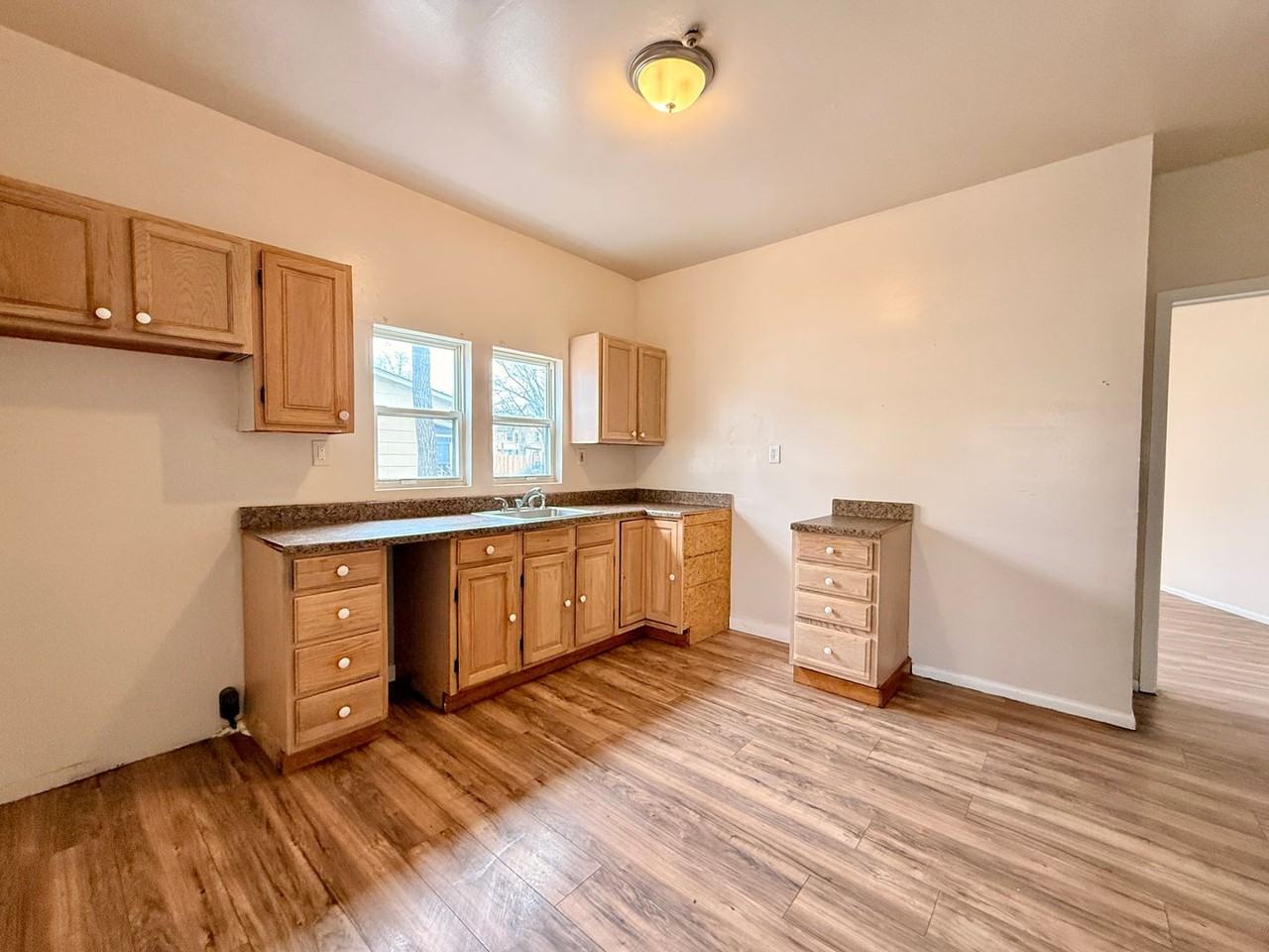 413-415 E Broad St - Photo 6 of 29