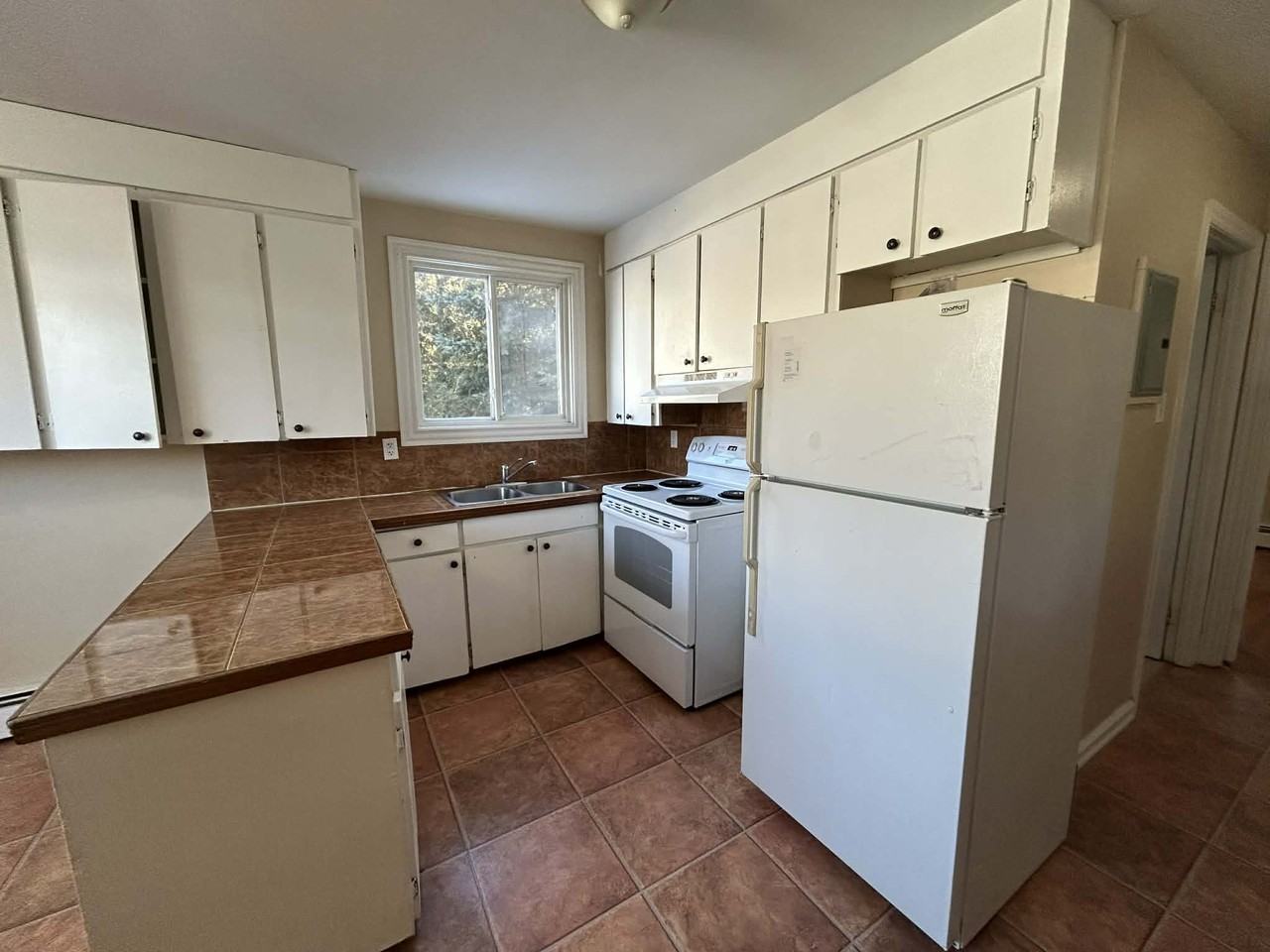 1000 Magee PlaceUnit 41000 Somerset Street #4 - Photo 2 of 12