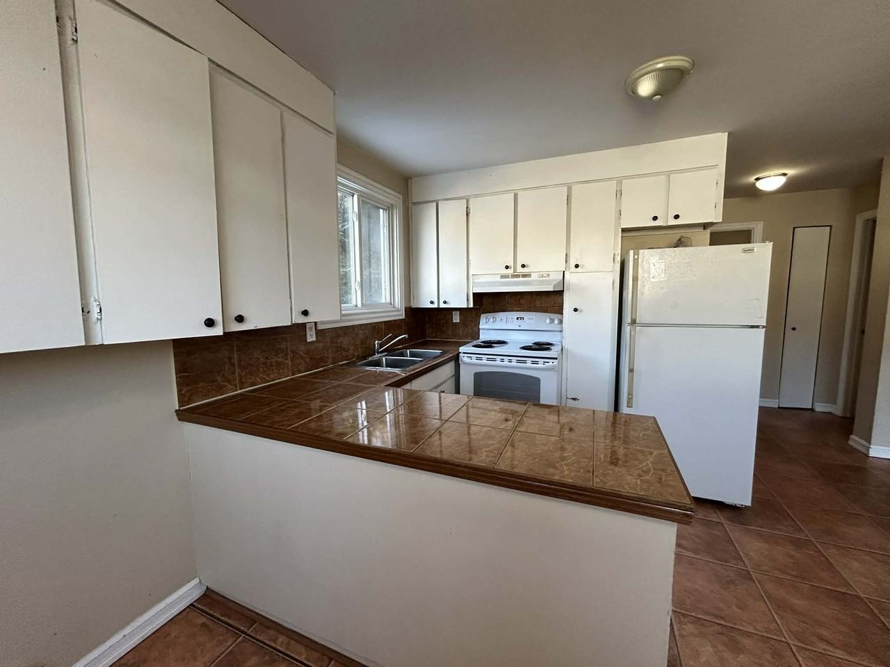 1000 Magee PlaceUnit 41000 Somerset Street #4 - Photo 3 of 12