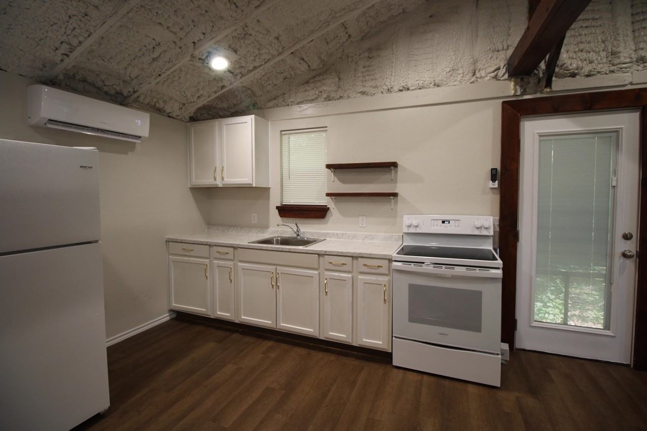 213 N Waldrip St #1 - Photo 3 of 26