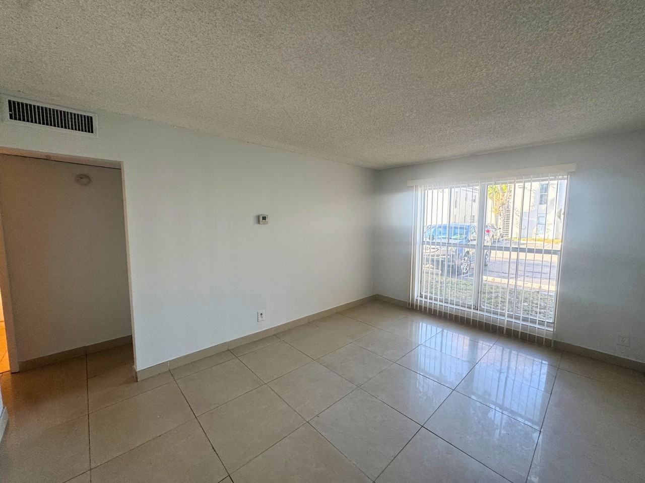 4423 Treehouse Ln Apt 21c #21C - Photo 5 of 13