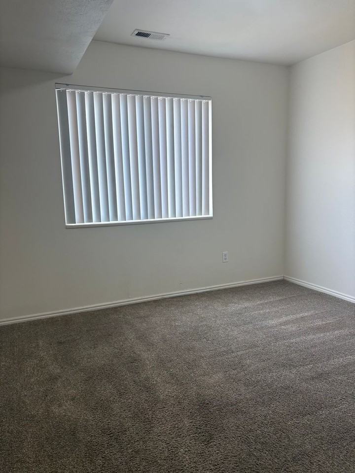 Vantana Courtyard - Photo 7 of 36