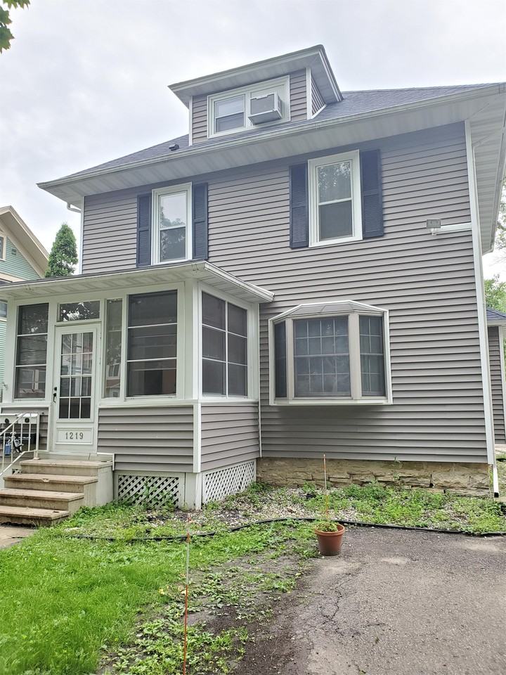 1219 Center St W #1