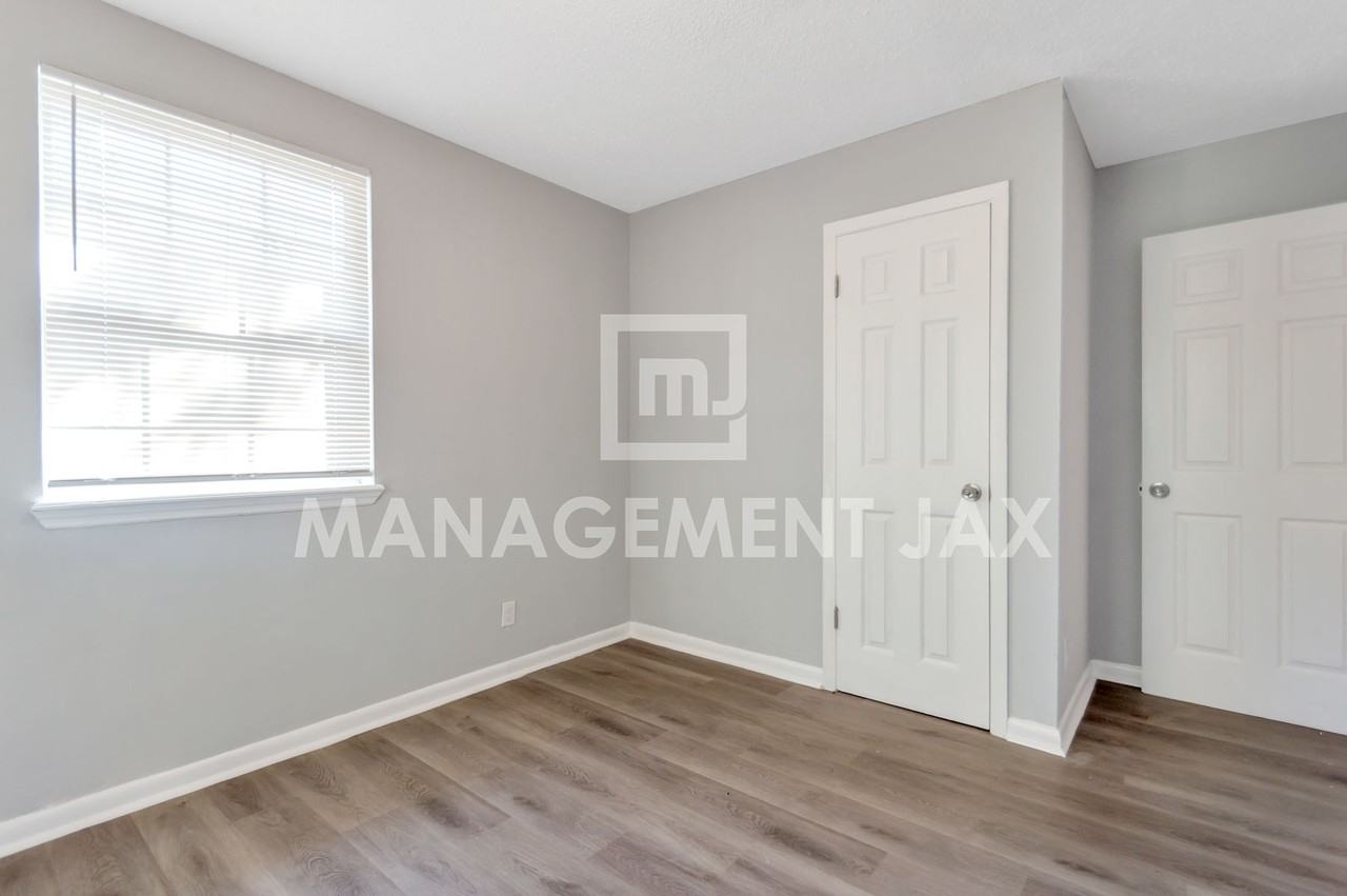 1417 W 23rd St #1 - Photo 4 of 13