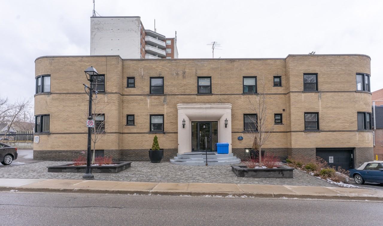 8 - 8 Wellington Street West #4