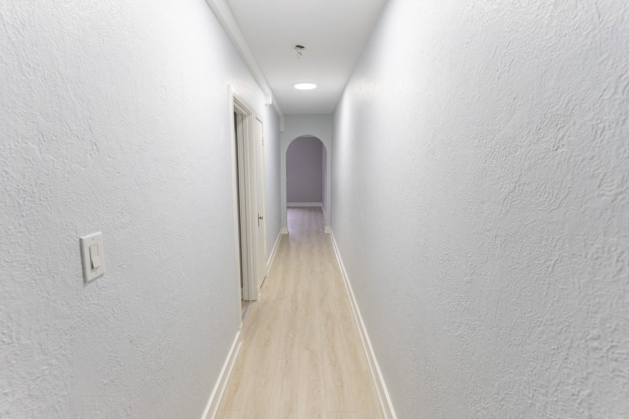 8 - 8 Wellington Street West #4 - Photo 3 of 18