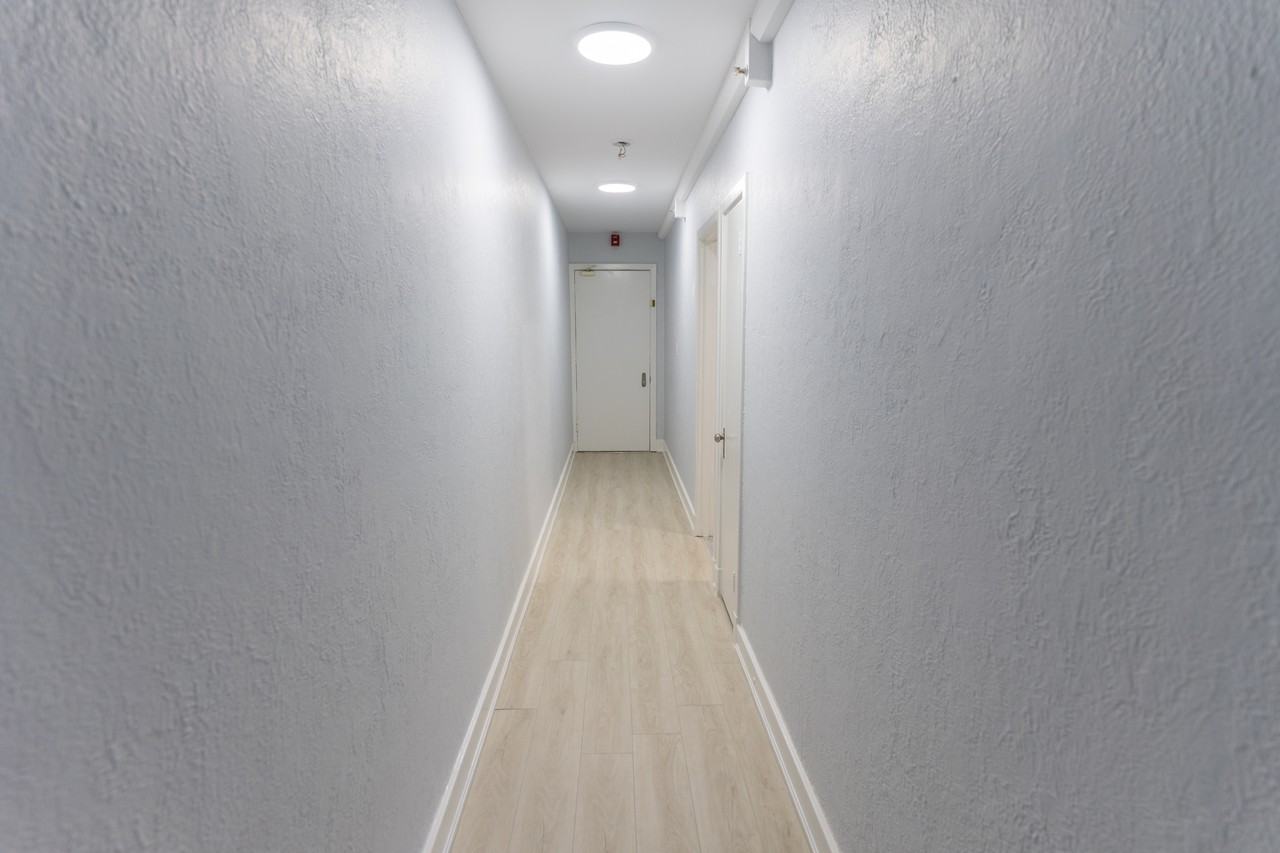 8 - 8 Wellington Street West #4 - Photo 5 of 18