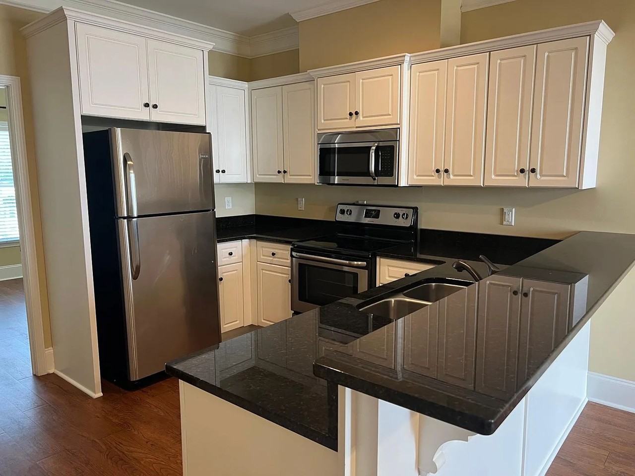 3 Bedroom/3 Bathroom Townhome Minutes from the Medical District - Photo 5 of 17