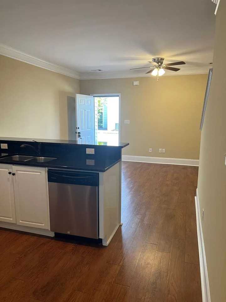 3 Bedroom/3 Bathroom Townhome Minutes from the Medical District - Photo 6 of 17