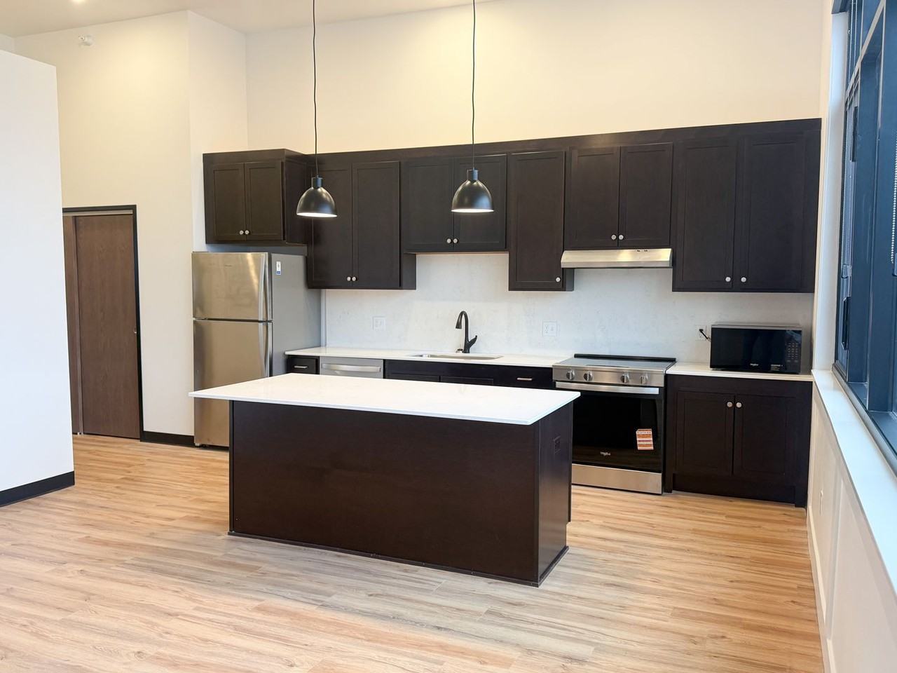 2 MONTHS RENT FREE! Luxury 1 and 2 Bedroom Apartments Available Now! - Photo 2 of 8