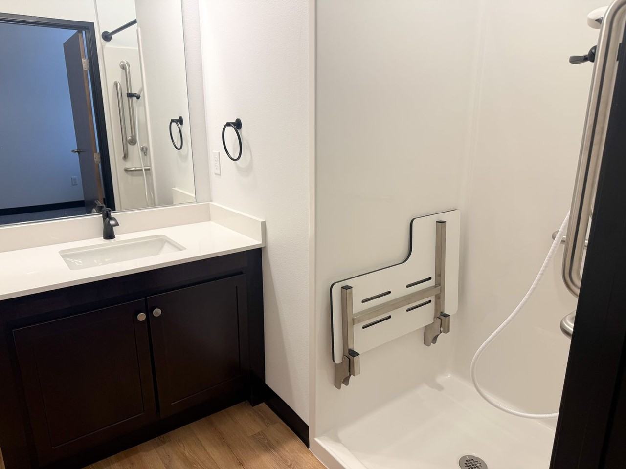 2 MONTHS RENT FREE! Luxury 1 and 2 Bedroom Apartments Available Now! - Photo 6 of 8