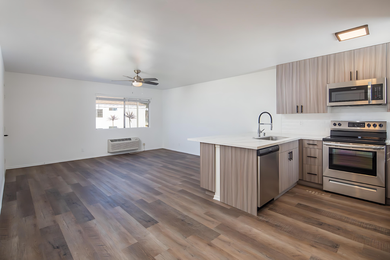 Gorgeous huge units in premier location! ASK ABOUT OUR MOVE - Photo 4 of 29