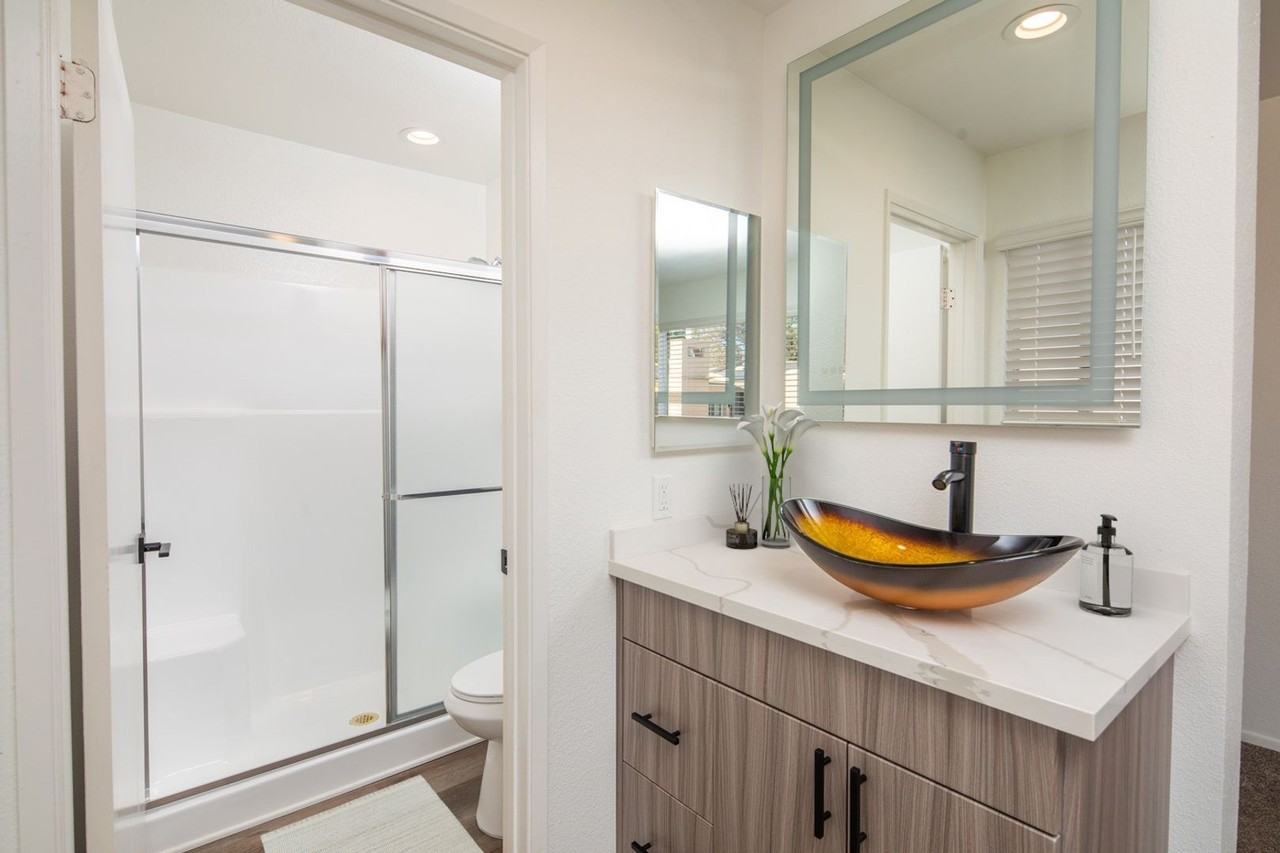 Gorgeous huge units in premier location! ASK ABOUT OUR MOVE - Photo 5 of 29