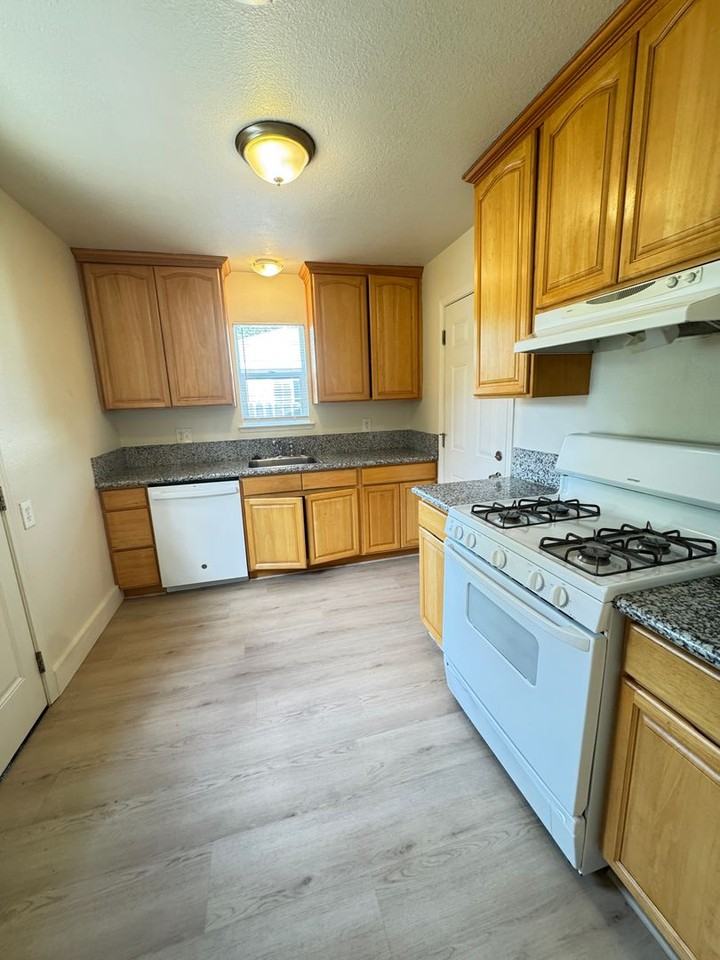 155 Clinton St - Photo 6 of 6