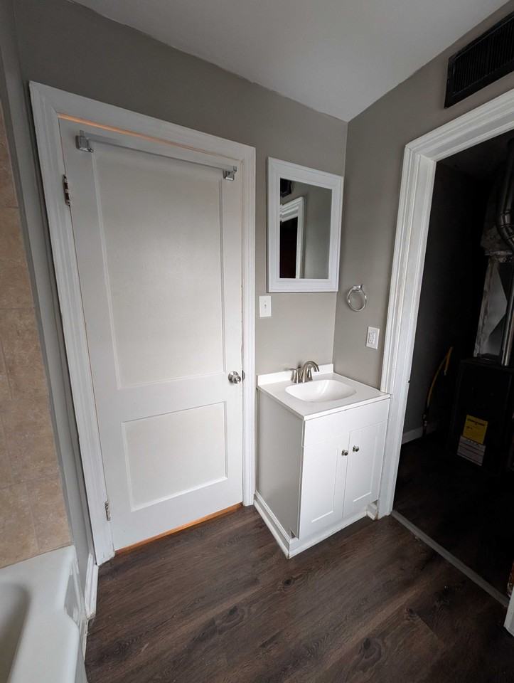 215 S Ewing St #B - Photo 3 of 10