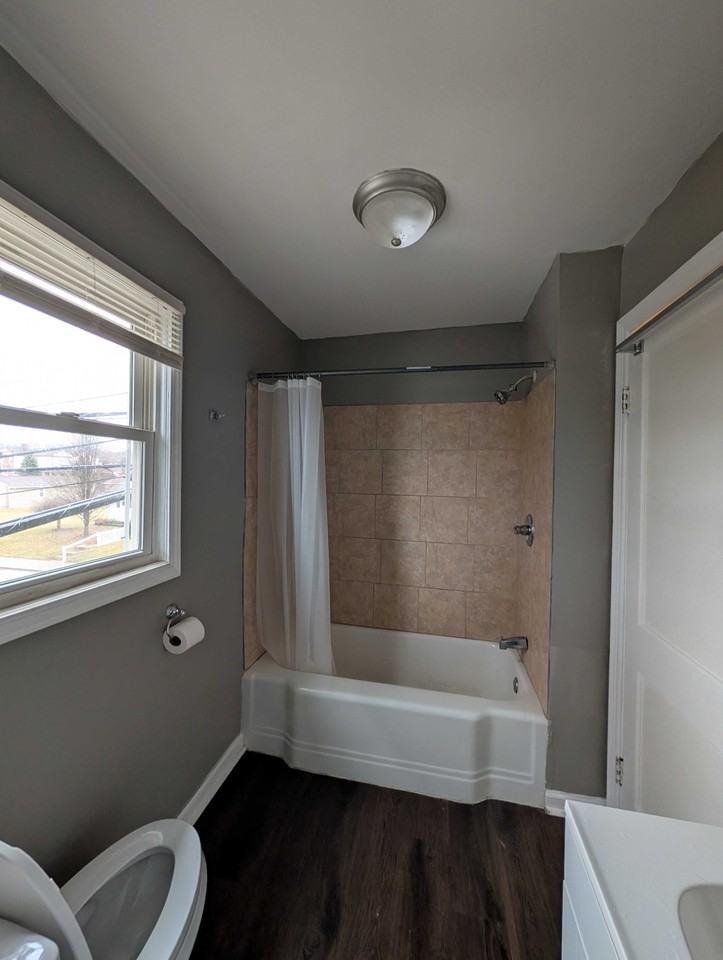 215 S Ewing St #B - Photo 4 of 10