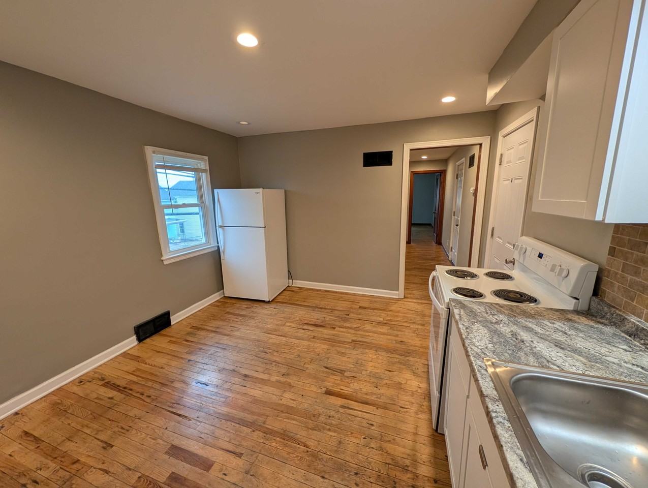 215 S Ewing St #B - Photo 6 of 10